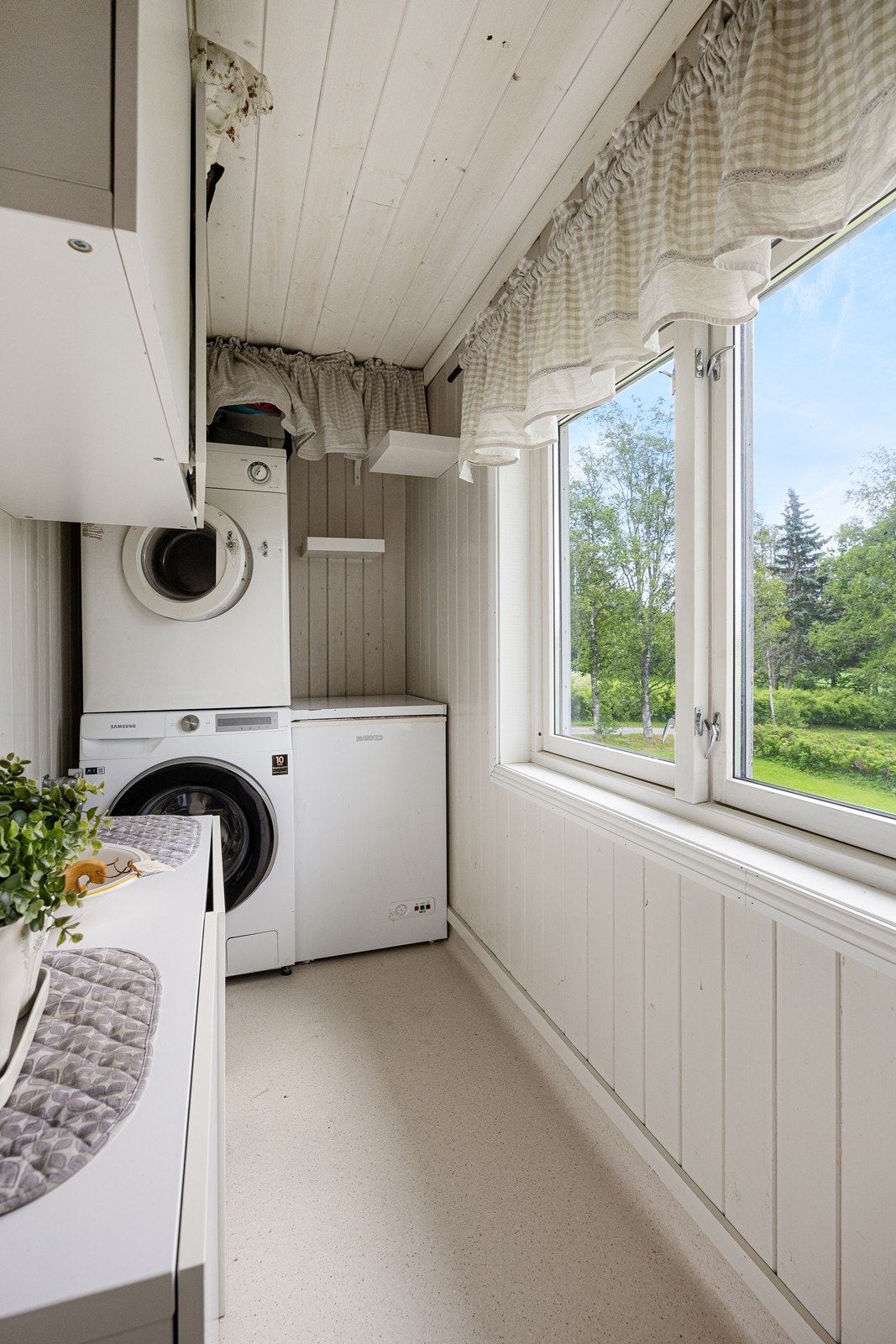 Innenfor badet har boligen et eget vaskerom. Utenom opplegg for vaskemaskin har vaskerommet et benkeskap med tilhørende overskap. Galleribilde