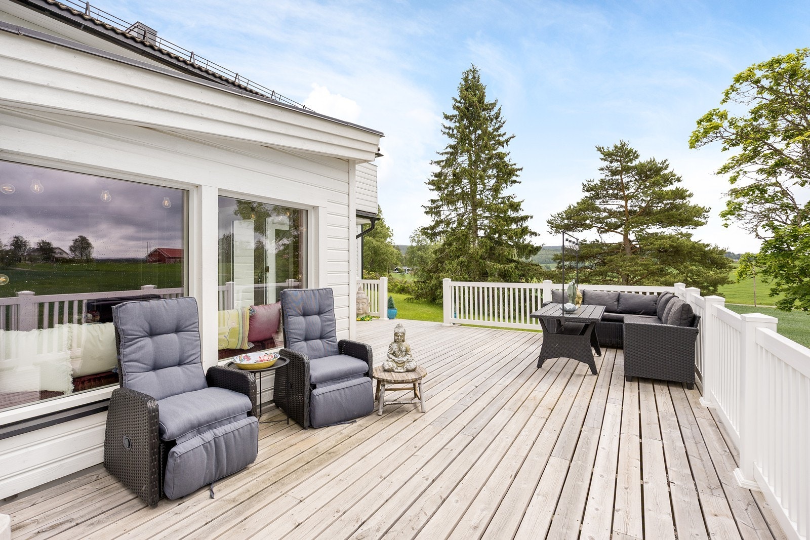 Sommerstemning på terrassen. Galleribilde