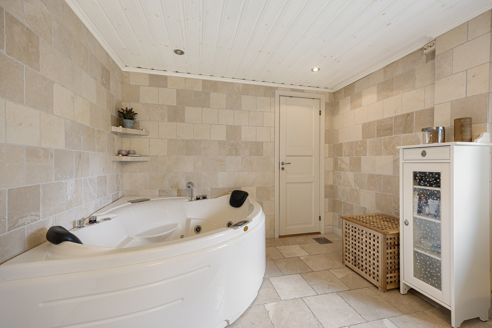 På badet er det både et dusjkabinett og et hjørnebadekar med dusjløsning samt et toalett. Downlights er installert. Galleribilde