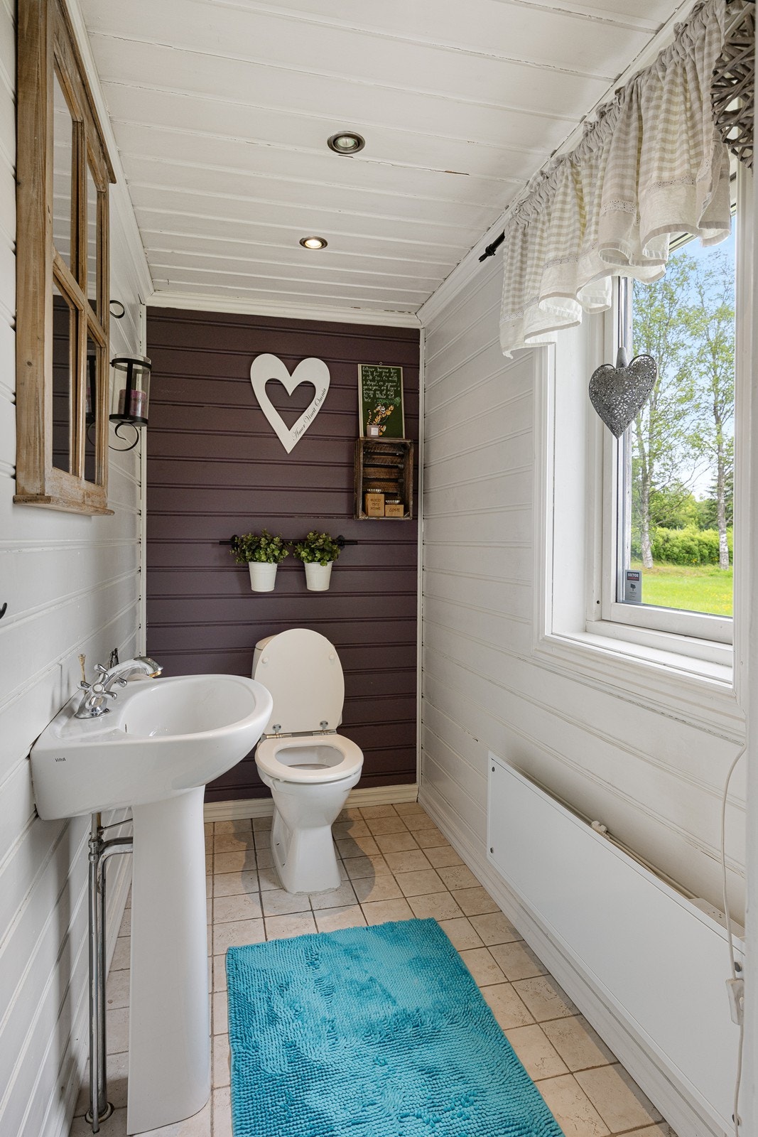 I første etasje finner man et gjestetoalett med gulvfliser, downlights og søyleservant. Galleribilde