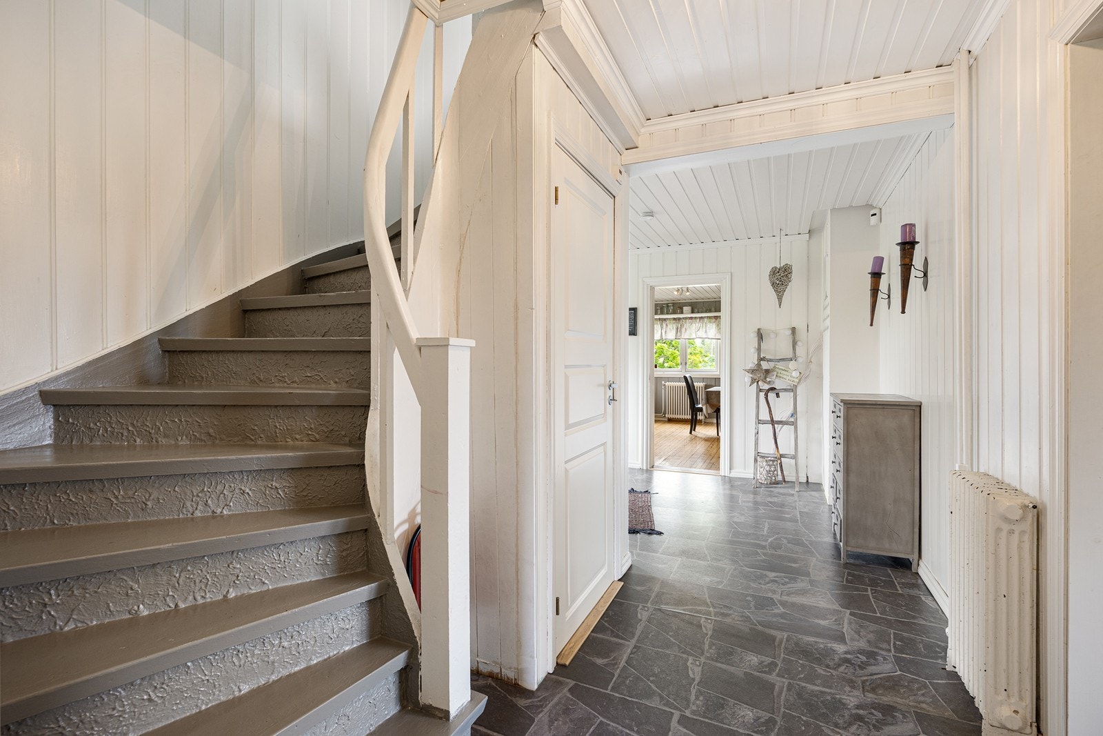 Trappeløpet til 2. etasje er lagt til gangen ved vindfanget i første etasje. Galleribilde