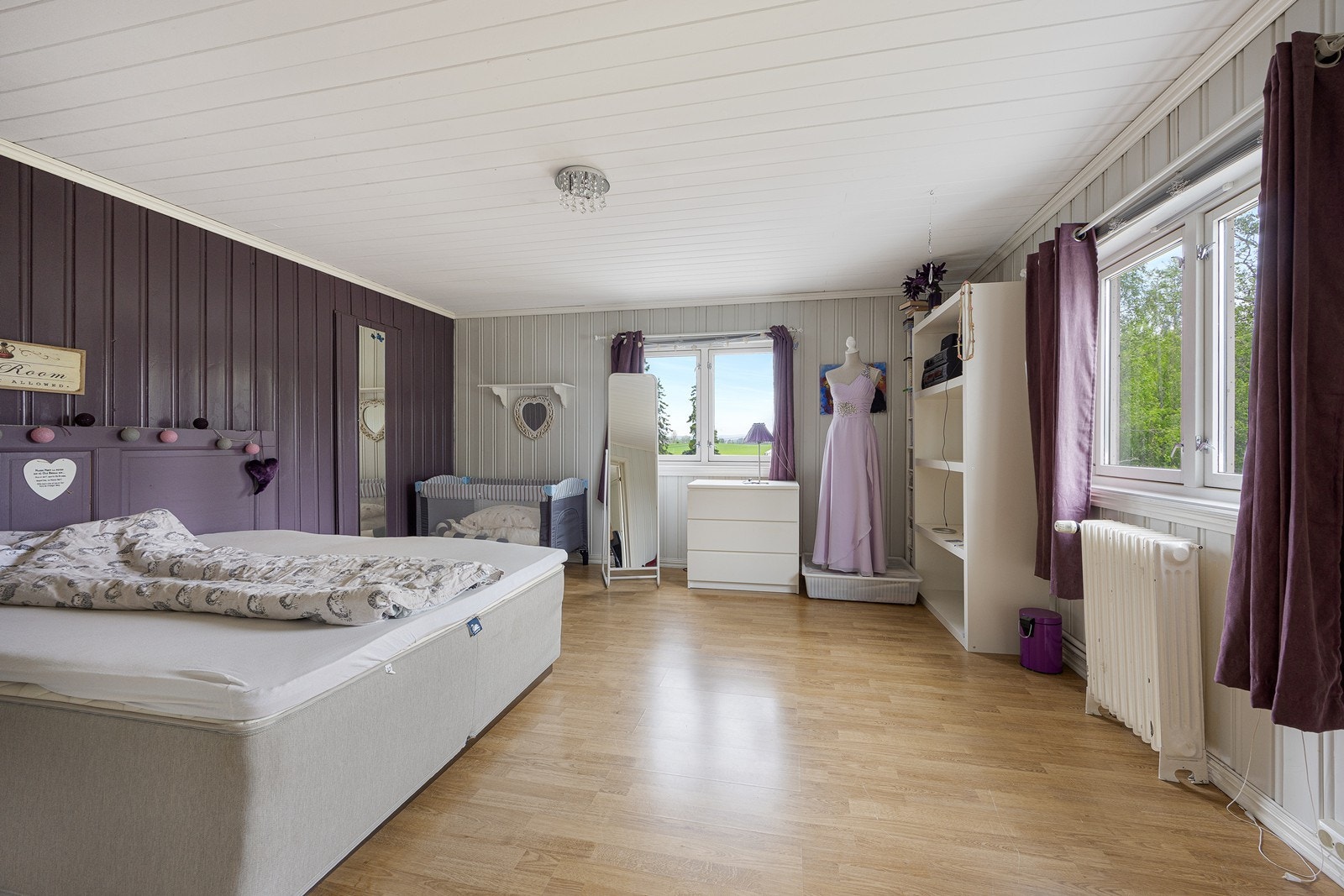 Alle soverommene innredes enkelt med både dobbeltseng og garderobeskap. Galleribilde