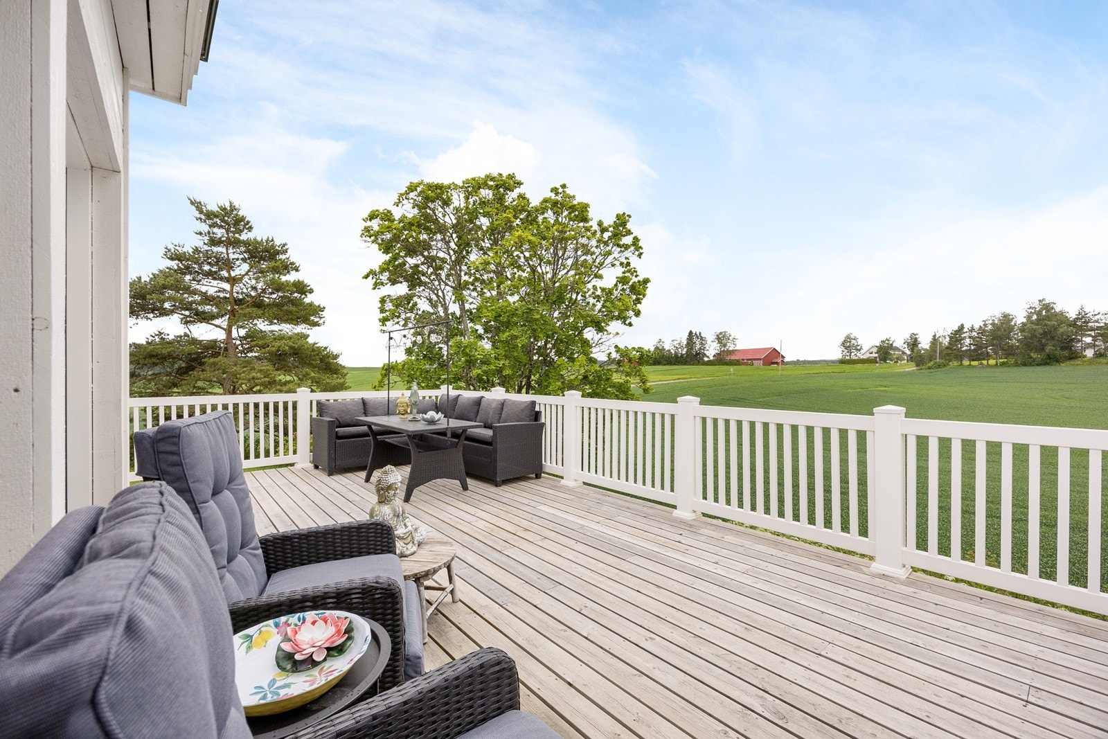 Sommerstemning på terrassen. Galleribilde