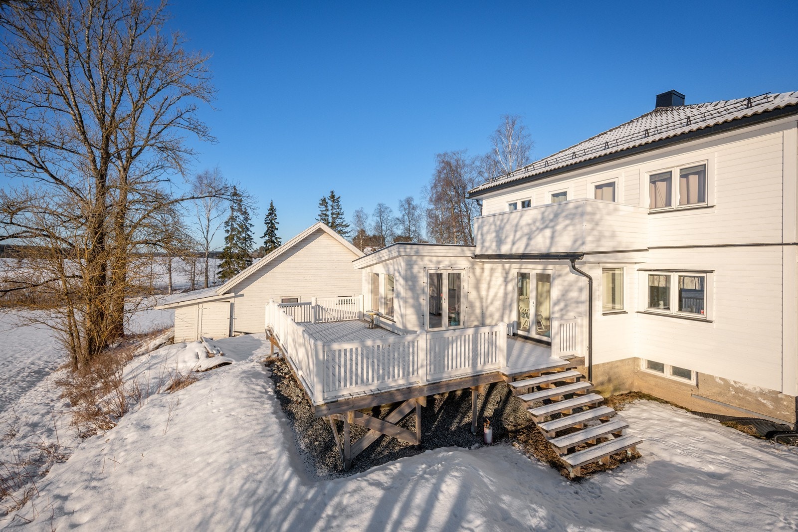Den store terrassen innredes enkelt i ulike soner, og innbyr til både stille stunder og lange, sosiale kvelder. Galleribilde
