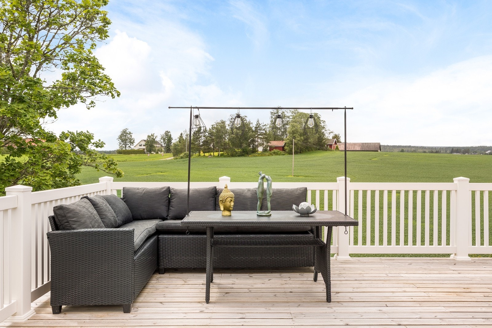 Sommerstemning på terrassen. Galleribilde