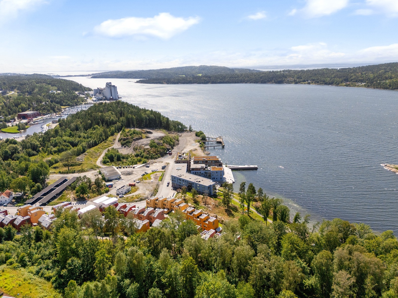 Pendlervennlig beliggenhet med kort vei til togstasjonen Galleribilde