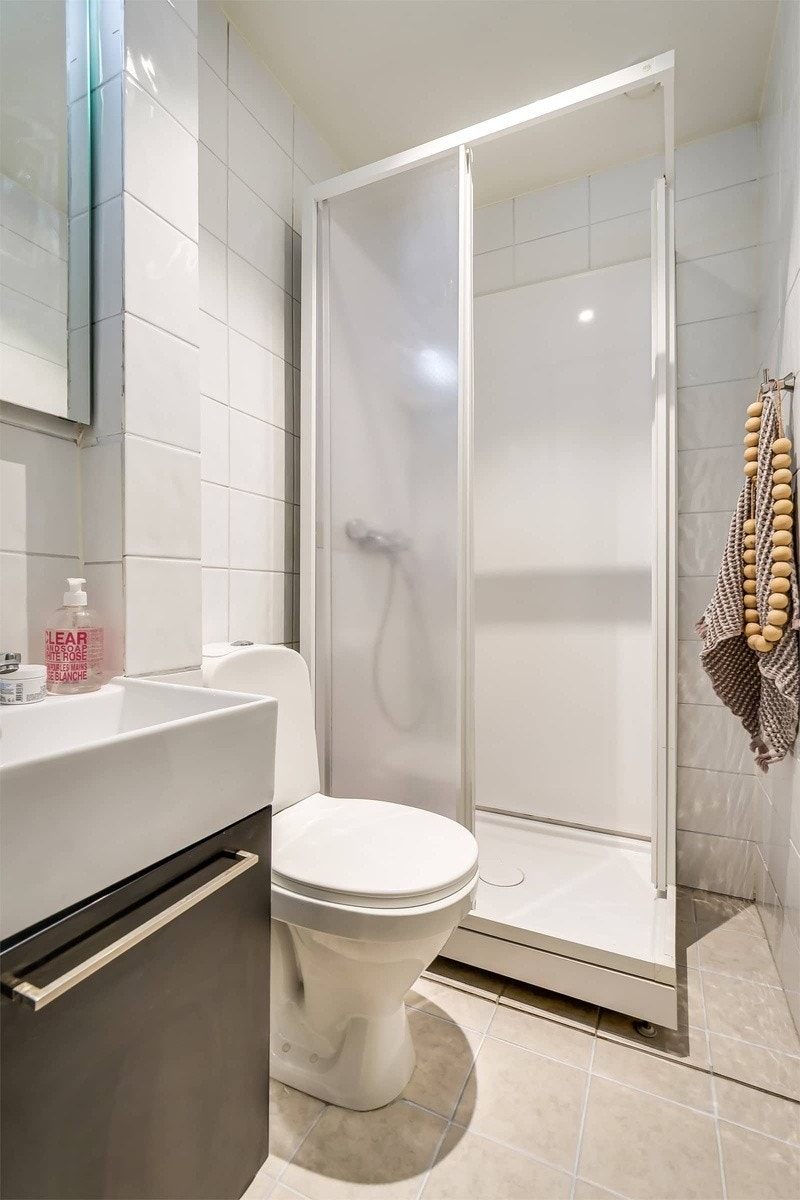 Flislagt bad med elektrisk gulvvarme Galleribilde