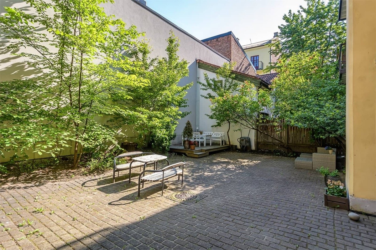 Skjermet bakgård med ulike sittplasser Galleribilde