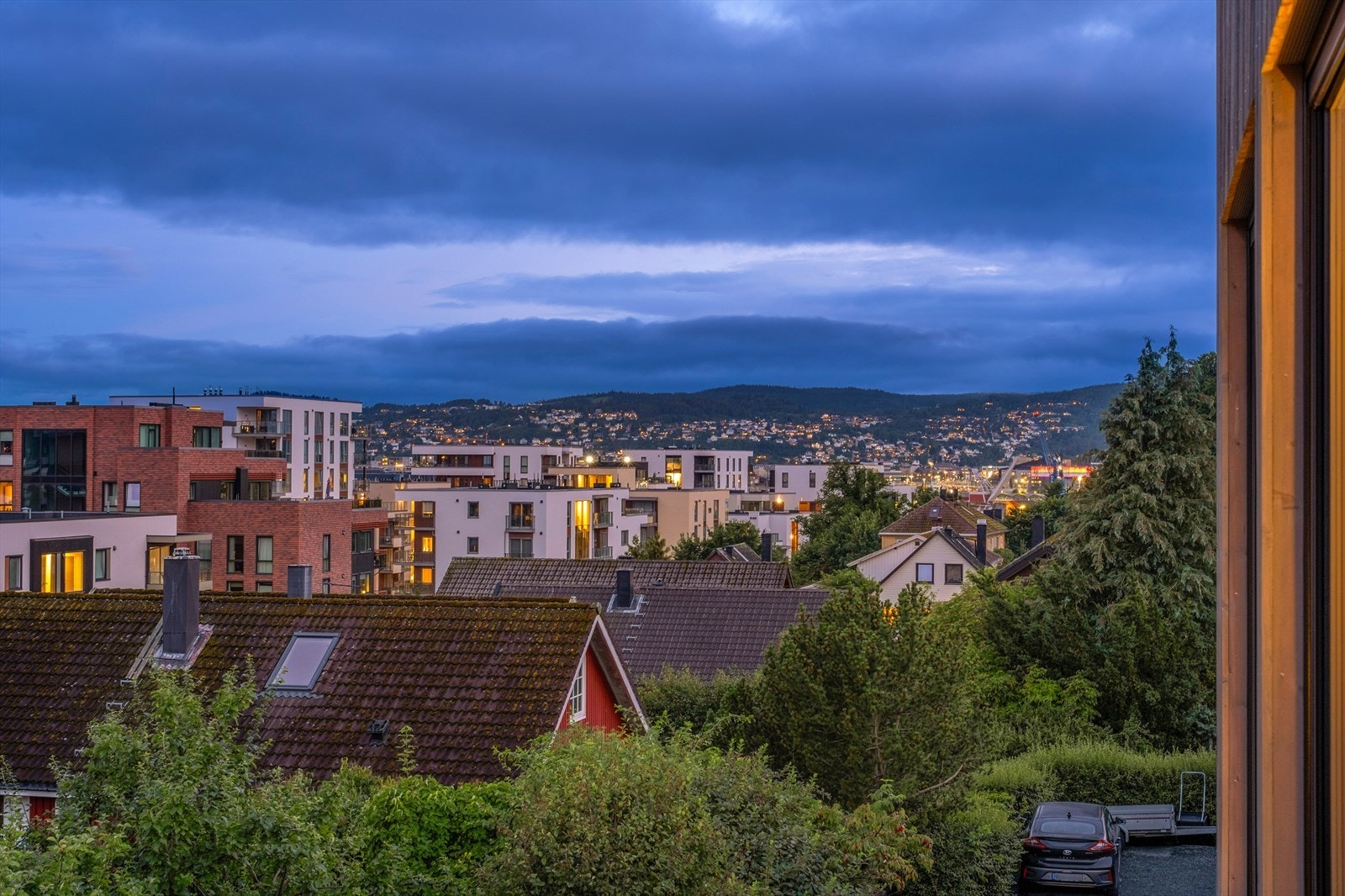 Fantastisk utsiktbilde fra balkongen tilknyttet kjøkkenet. Galleribilde