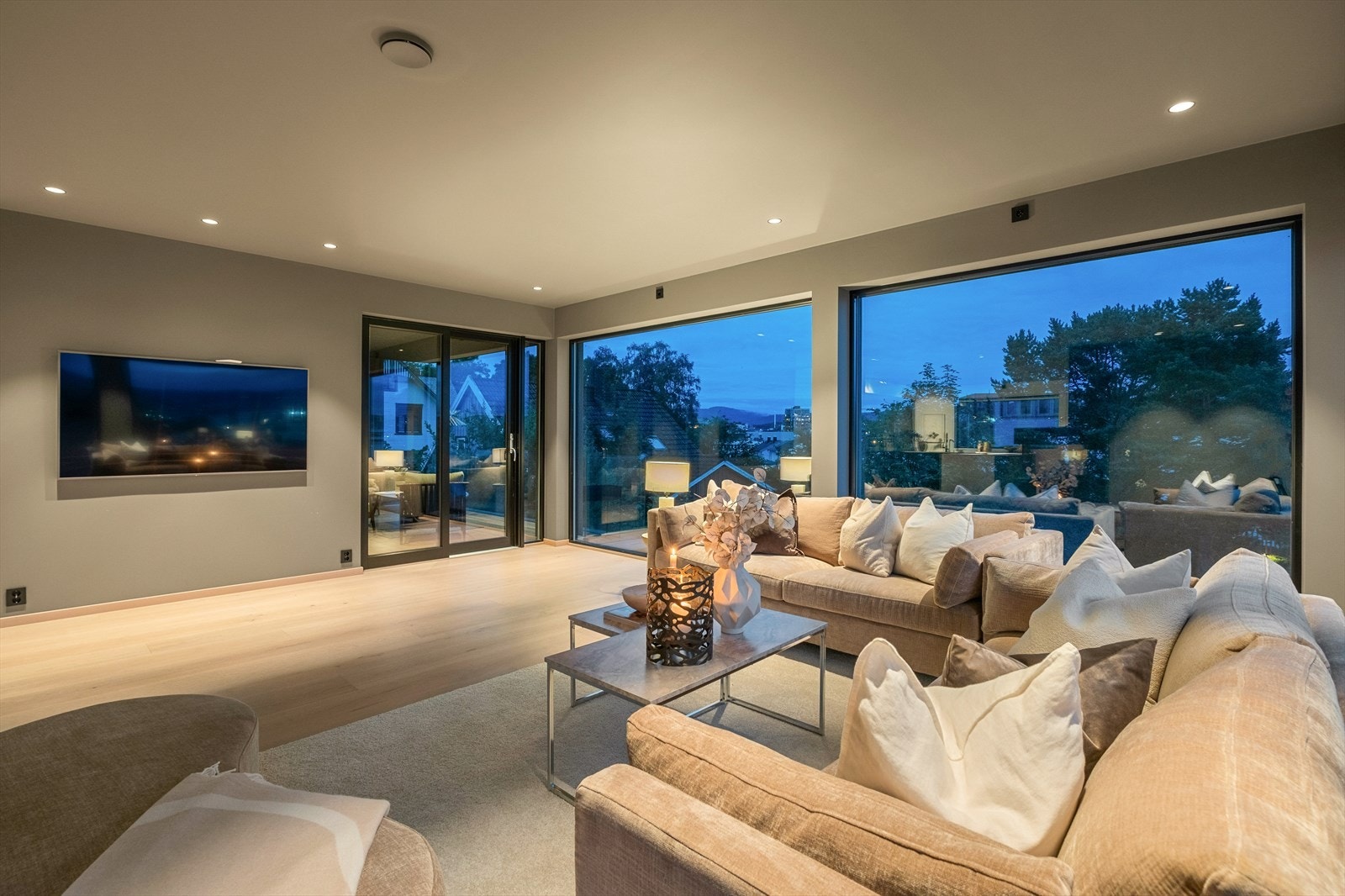 Boligen har gjennomgående lekker 1-stavs XXL eikeparkett fra Tarkett, vegg til vegg teppe fra Musum Tepper på soverom og fliser i entre og på bad. Galleribilde