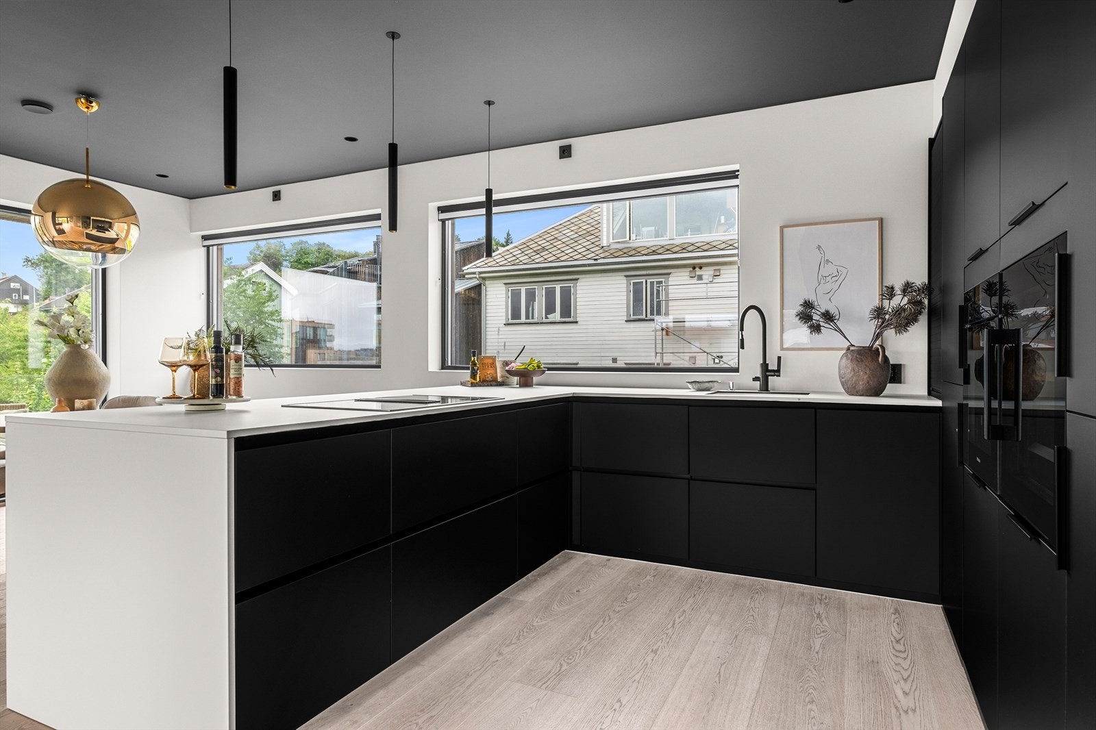 Kjøkkenet byr på rikelig med skap- og benkeplass med integrert stekeovn og vinskap i praktisk skaphøyde. Galleribilde