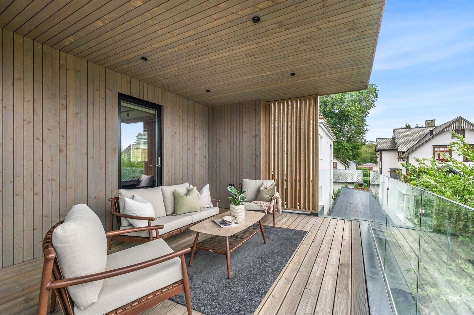 Balkongen ligger i 2. etasje og er av god størrelse på 18m², hvor du får godt med plass for koselige møbleringsmuligheter. Balkongen lyses opp av downlights. Galleribilde