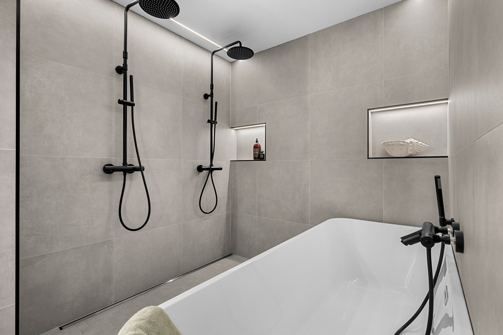 Det er i tillegg påkostet med lysstripe i taket og 2 innfelte dusjhyller for praktisk oppbevaring av såper. Galleribilde