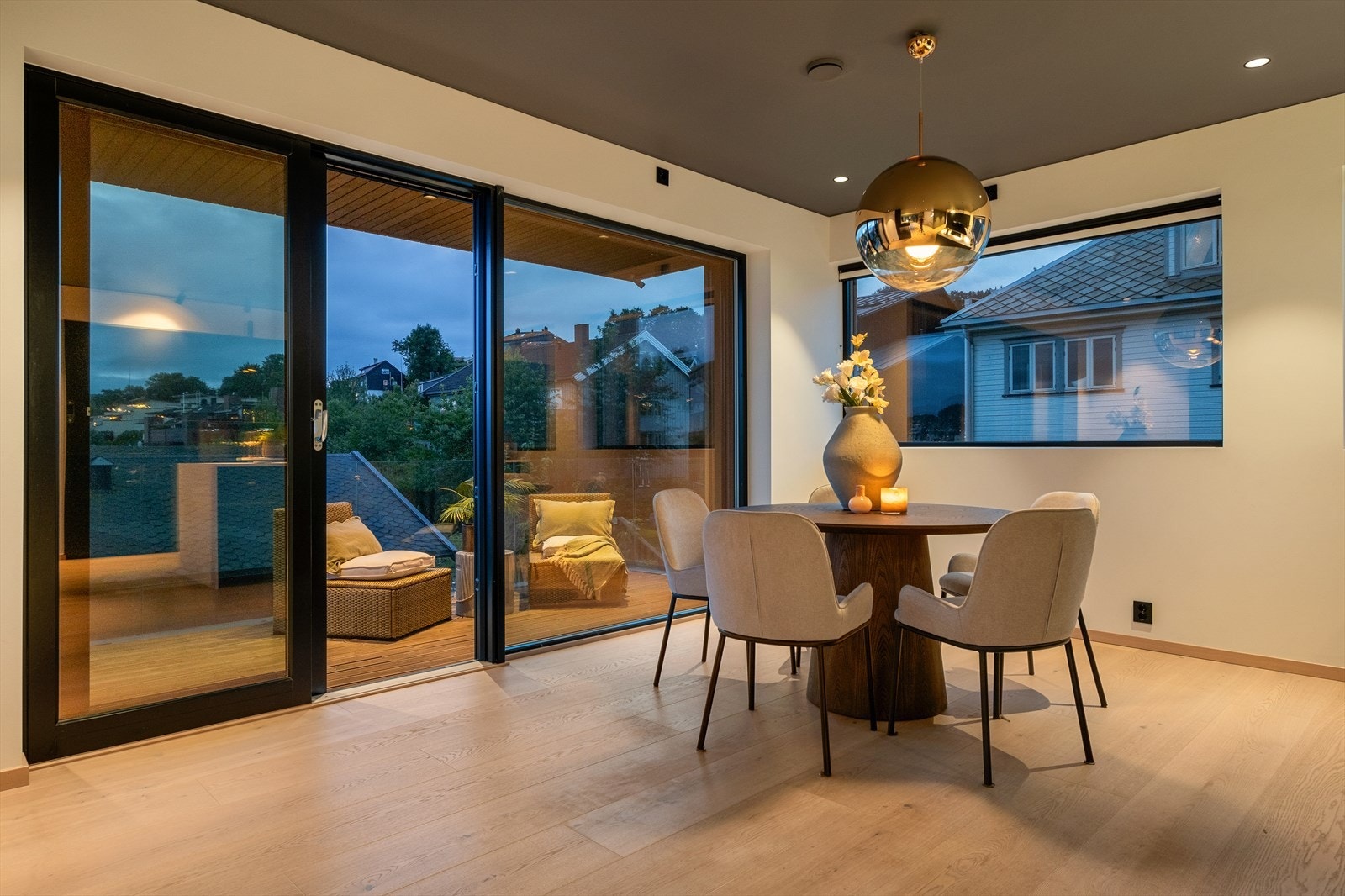 I 2. etasje har du 2 balkonger på hver sin side av boligen. Til balkongen ved kjøkkenet har du praktisk utgang gjennom skyvedør av glass. Galleribilde