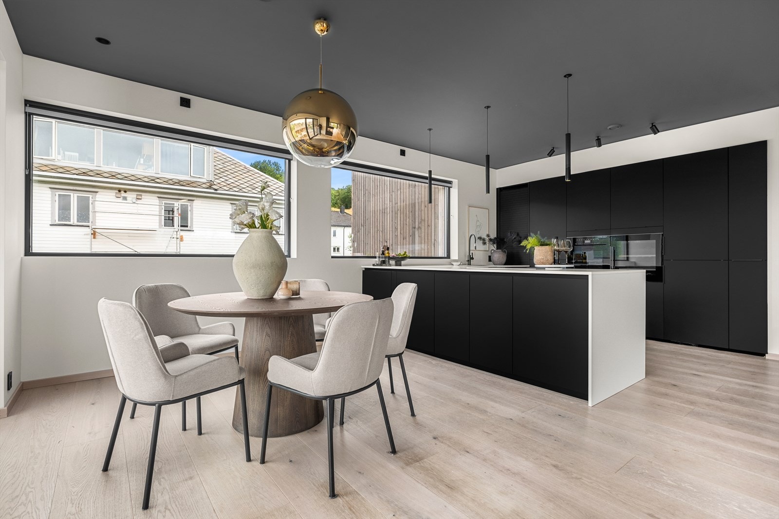 I sonen mellom kjøkkenet og balkongen er det perfekt plass for spisestue. Her er det bare å invitere til hyggelige lag! Galleribilde