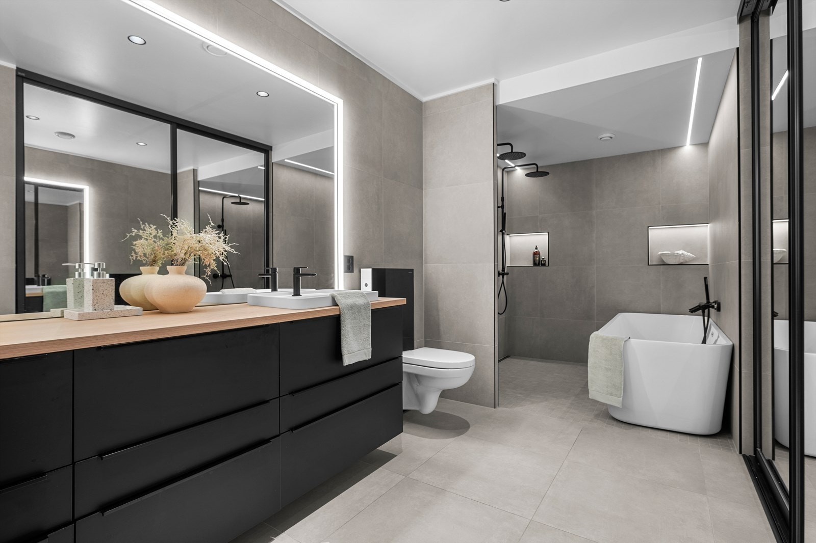 Delikat og eksklusivt bad på 12,5m² med 60x60 moderne fliser på gulv og vegger. Galleribilde