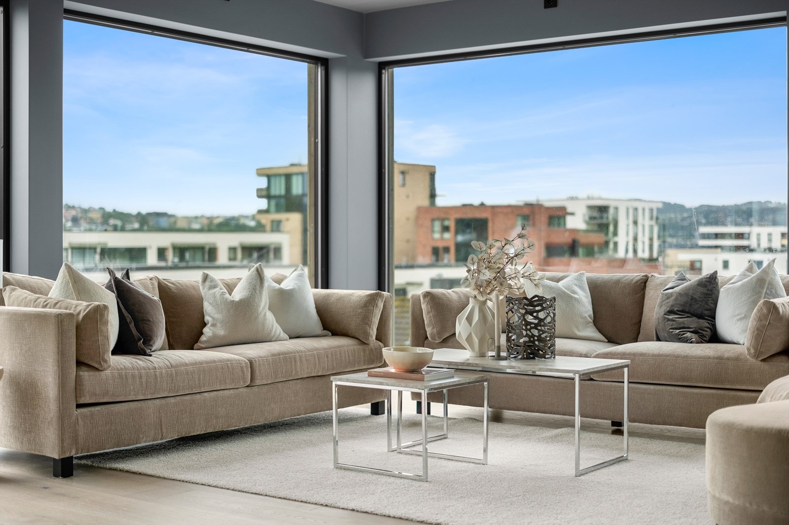 Utvendige screens på flere av vinduene vendt mot sør og vest i 1 og 2 etasje. NorDan har levert screensene ferdig montert på vinduene med innebygde kassetter i vegg. Screensene er fjernstyrte. All innvendig solskjerming er levert fra Kjells Markiser. Galleribilde