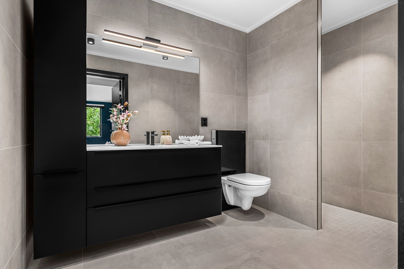 Det private baderommet for masteravdelingen er på 7m² og er innredet med lekre beige 60x60 fliser på gulv og vegger. Galleribilde