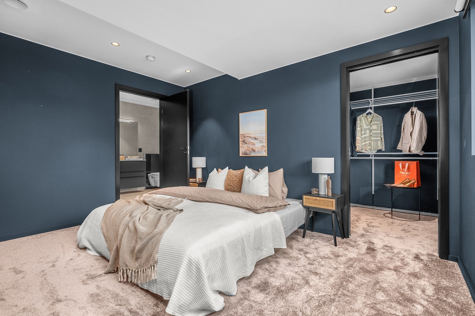 Soverommet er på 14m² og er pent innredet med vegg til vegg teppe levert at Musum Tepper. Direkte tilknytning til walk-in closet på 7m², som gir godt med oppbevaringsplass i tillegg til et eget baderom. Galleribilde