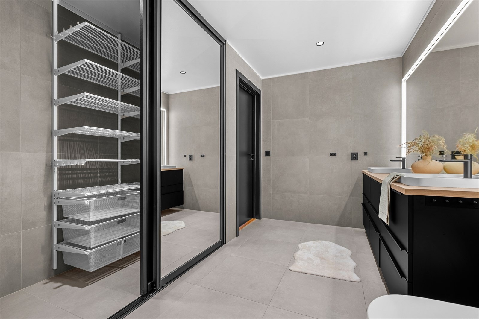 Her får du en praktisk skyvedørsgarderobe med speil, som gir rikelig med oppbevaringsplass. Galleribilde