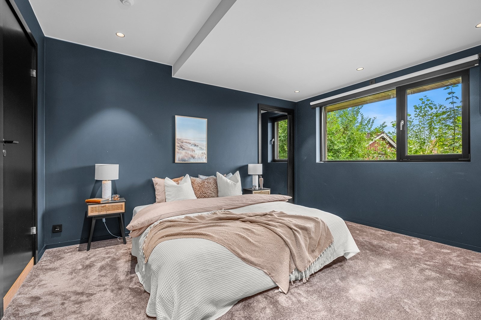 Mastersoverommet har eget walk-in closet og baderom. Galleribilde