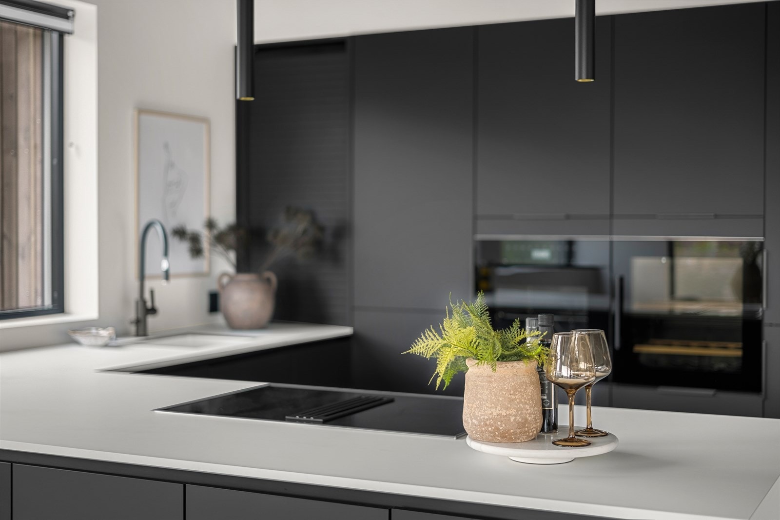 Hele boligen har en gjennomgående lekker standard fra 2019, med moderne påkostninger. Galleribilde