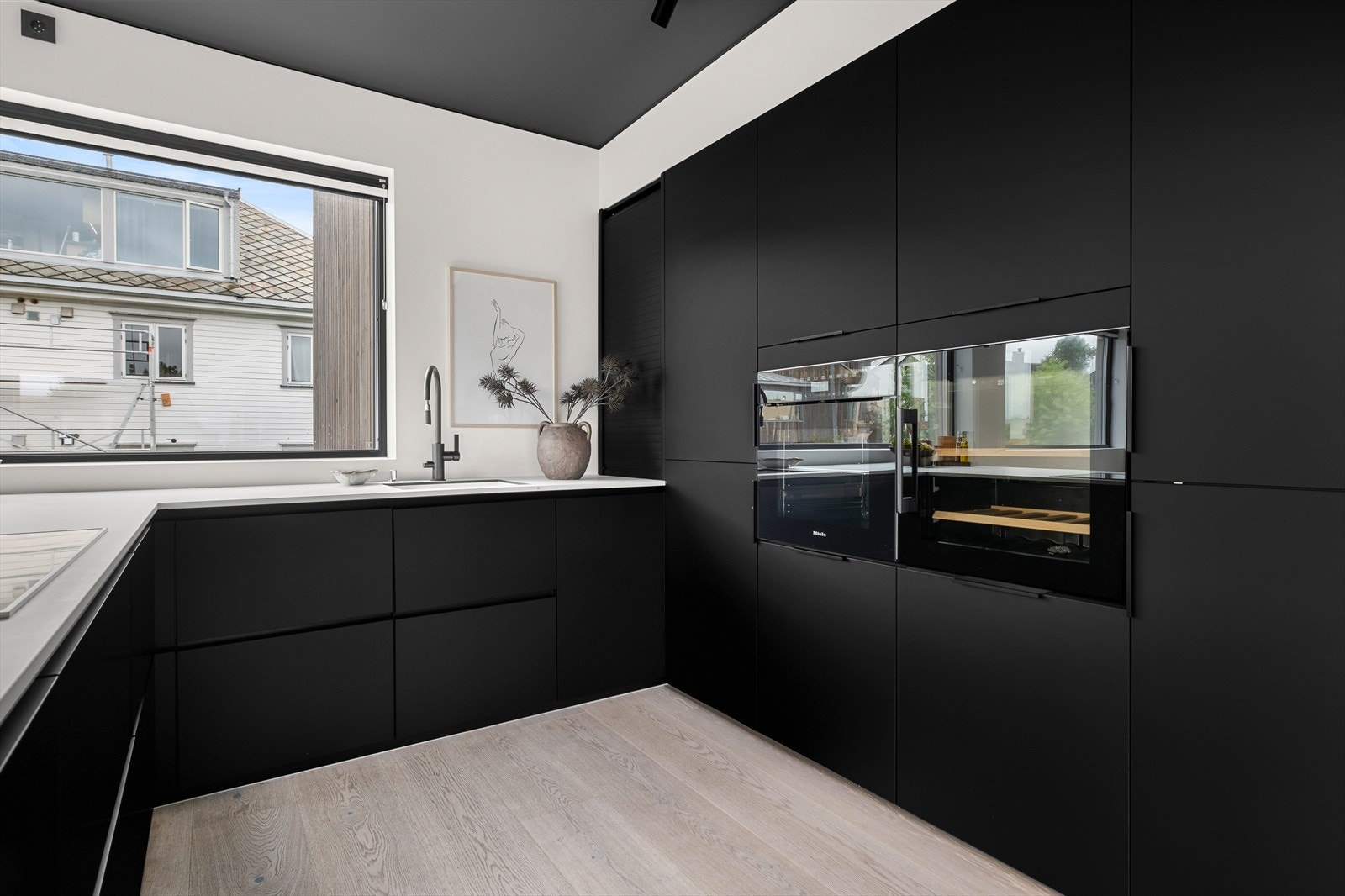 Delikat og romslig kjøkken med integrerte hvitevarer fra Miele. Kjøkkenet har også et påkostet integrert vinskap. Begge kjøkken i sokkel har integrerte hvitevarer fra Siemens. Galleribilde