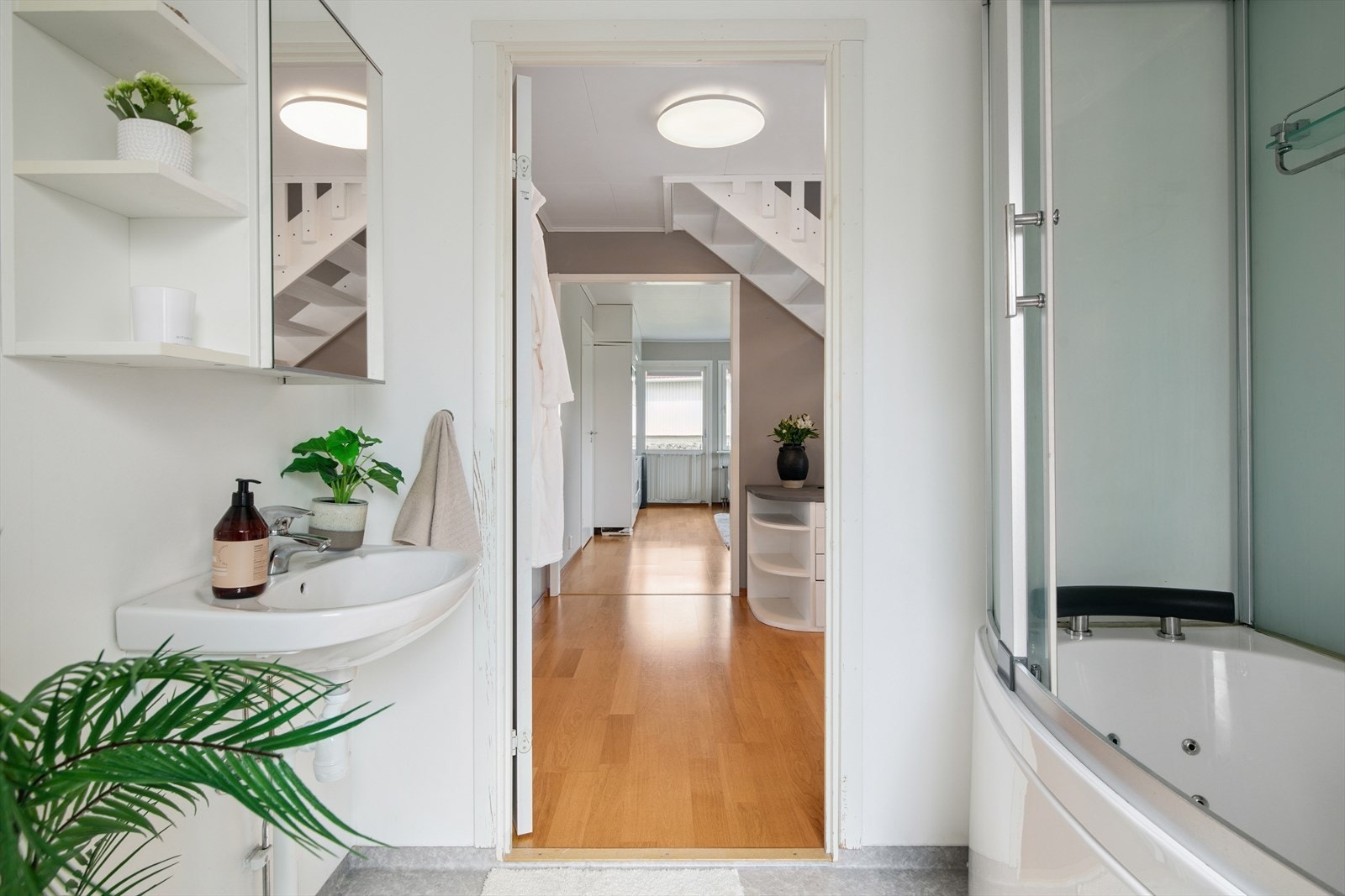 Badet er praktisk plassert med adkomst fra entréen. Galleribilde