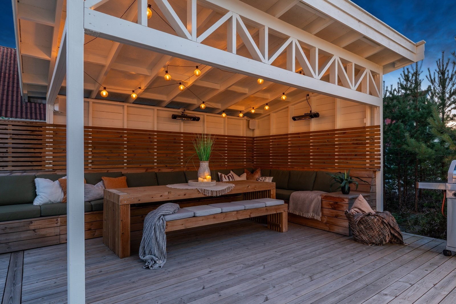 Overbygget del av terrassen gir ly for vær og vind og inviterer til lange kvelder ute. Galleribilde