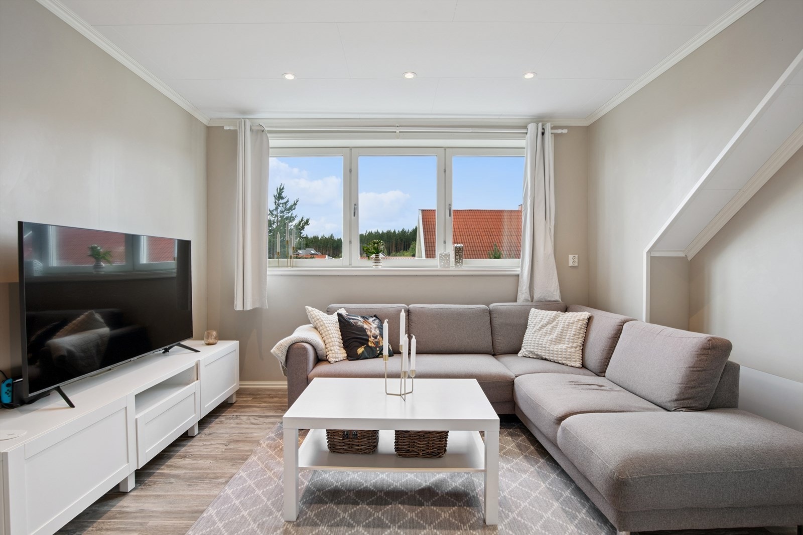 Loftstuen i 2. etasje tilbyr et anvendelig oppholdsrom med downlights og sjarmerende skråtak. Galleribilde