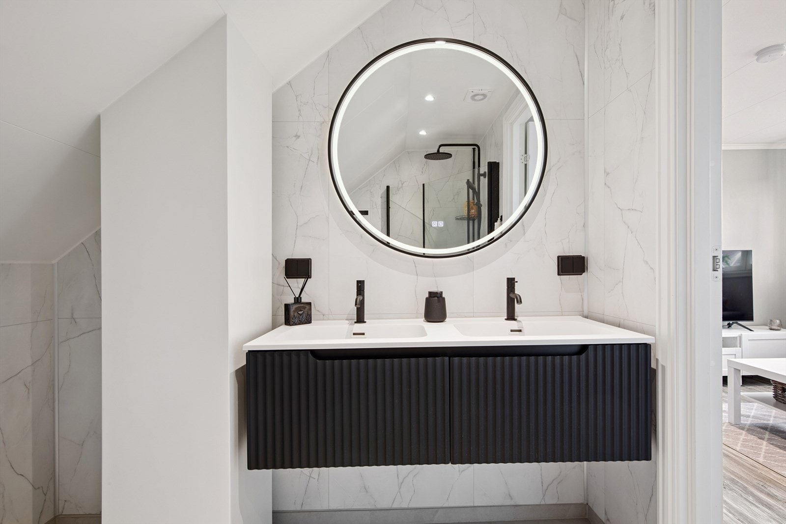 Nytt, lekkert bad på loftsplanet fra 2025, med speil med integrert belysning og en dekorativ baderomsinnredning med dobbel servant. Galleribilde