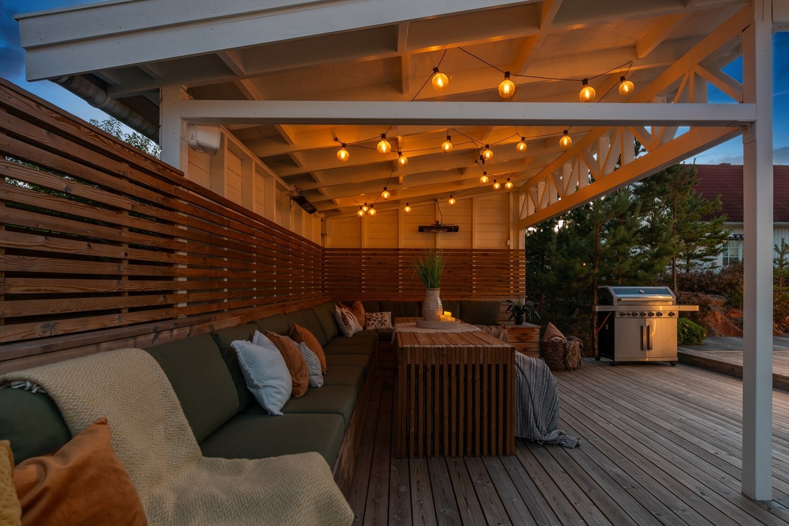 Kveldene nytes under stemningsfulle lyslenker og med varme fra terrassevarmerne. Galleribilde