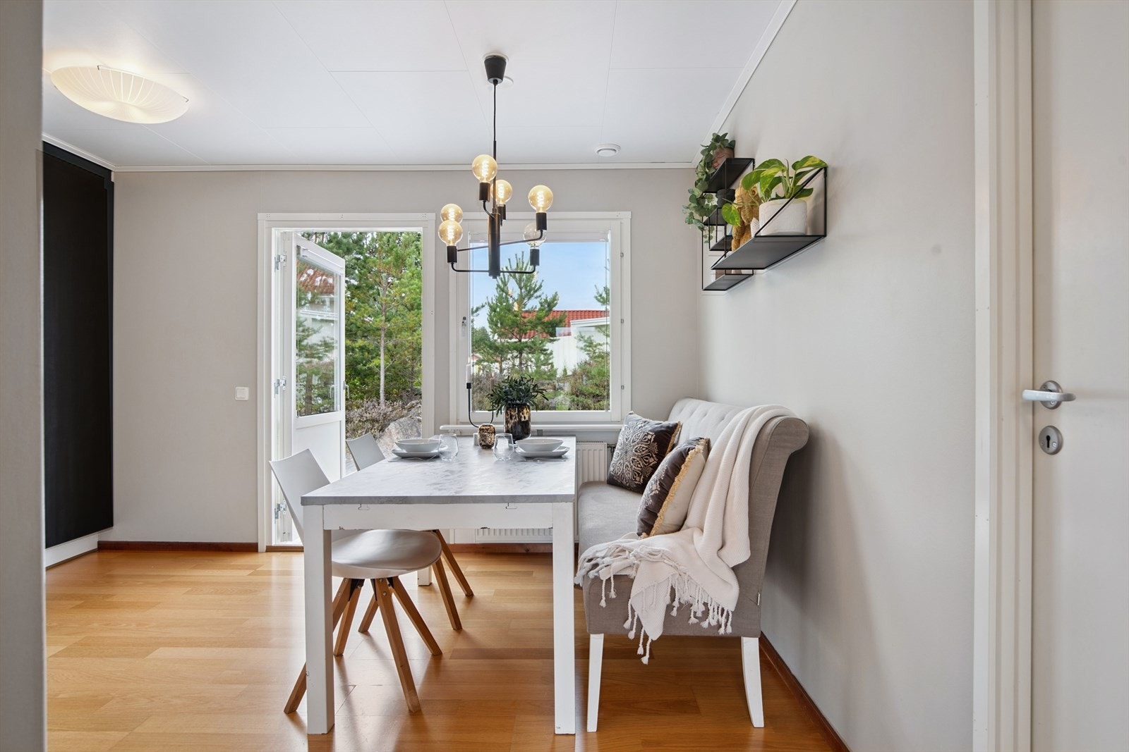 Direkte utgang fra kjøkkenet til terrassen gjør det enkelt å servere ute på varme dager. Galleribilde