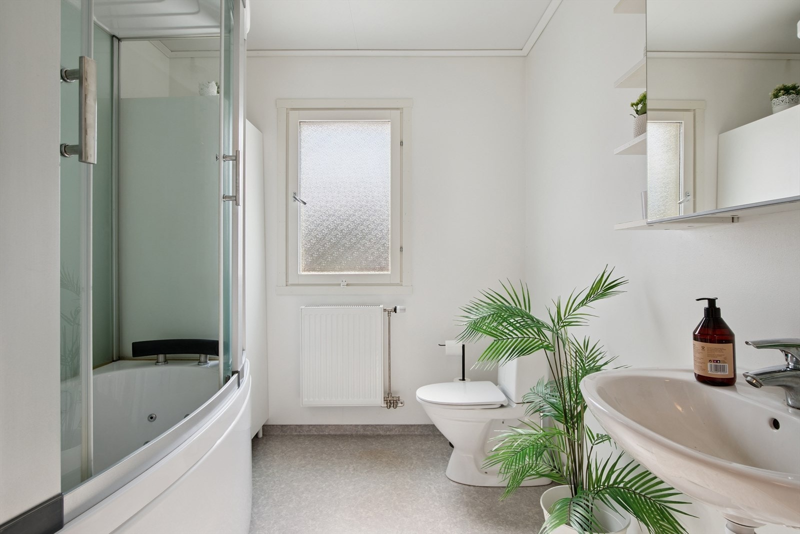 Badet på hovedplan er fra byggeår og er innredet med boblebadekar og et høyskap med god oppbevaringsplass. Gulvvarme. Galleribilde