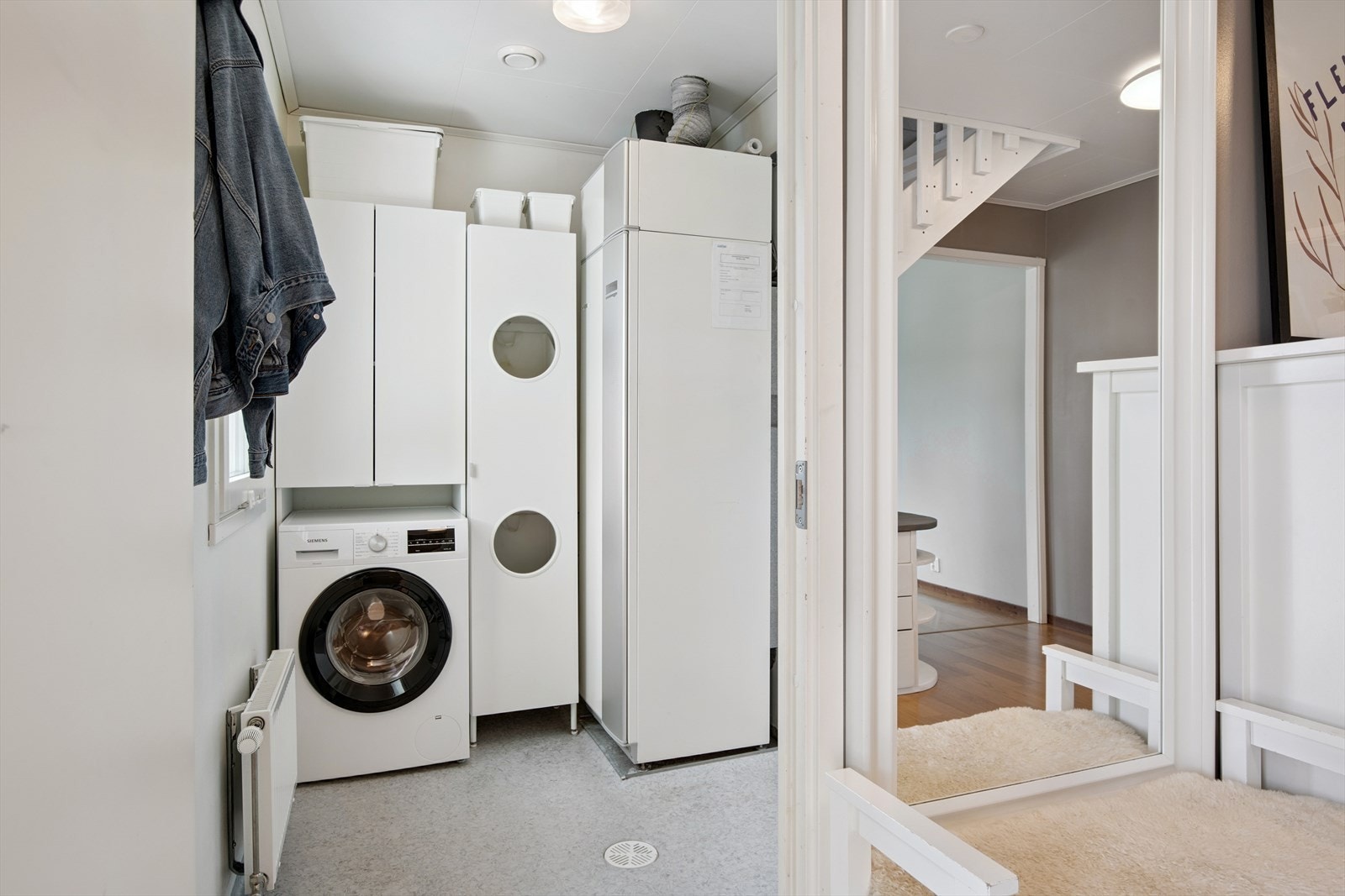 Teknisk rom/vaskerom med vaskemaskin og luft-til-vann varmepumpe gir smarte løsninger for drift og vask. Galleribilde