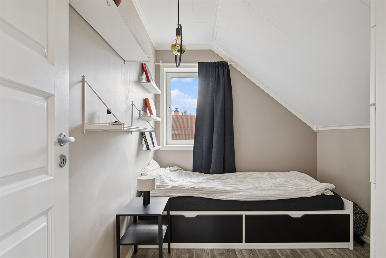 Soverom 3 i 2.etg er smart innredet og egner seg godt til barnerom. Galleribilde