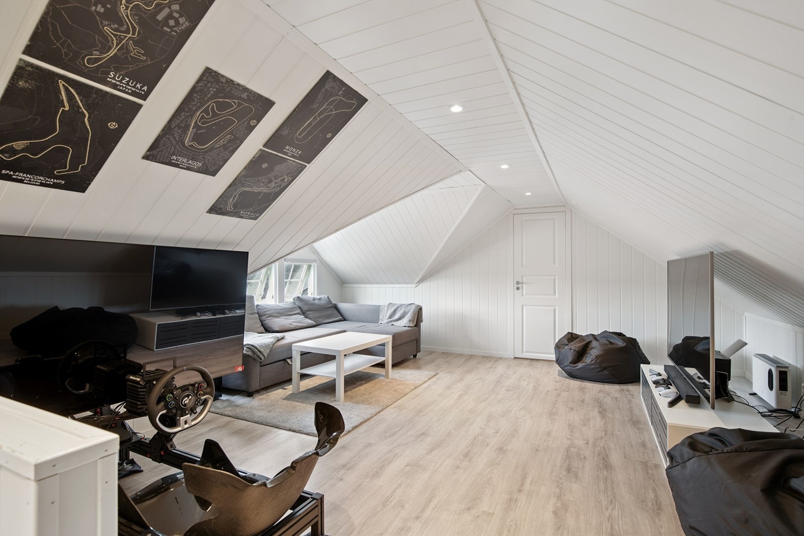 Innredet loft over garasjen med medierom gir ekstra plass for hobby og underholdning. Galleribilde