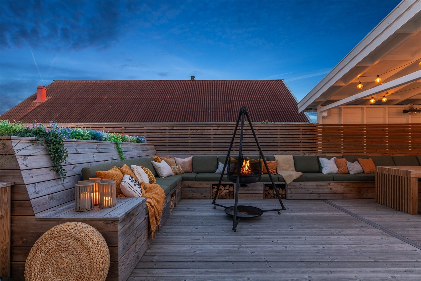 Kveldsstemning på terrassen med bålpanne og lune omgivelser for sosiale sammenkomster. Galleribilde