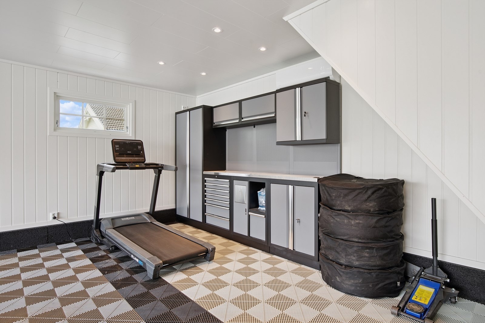 Garasjen har innredning med arbeidsbenk og luft-til-luft varmepumpe for komfort året rundt. Galleribilde