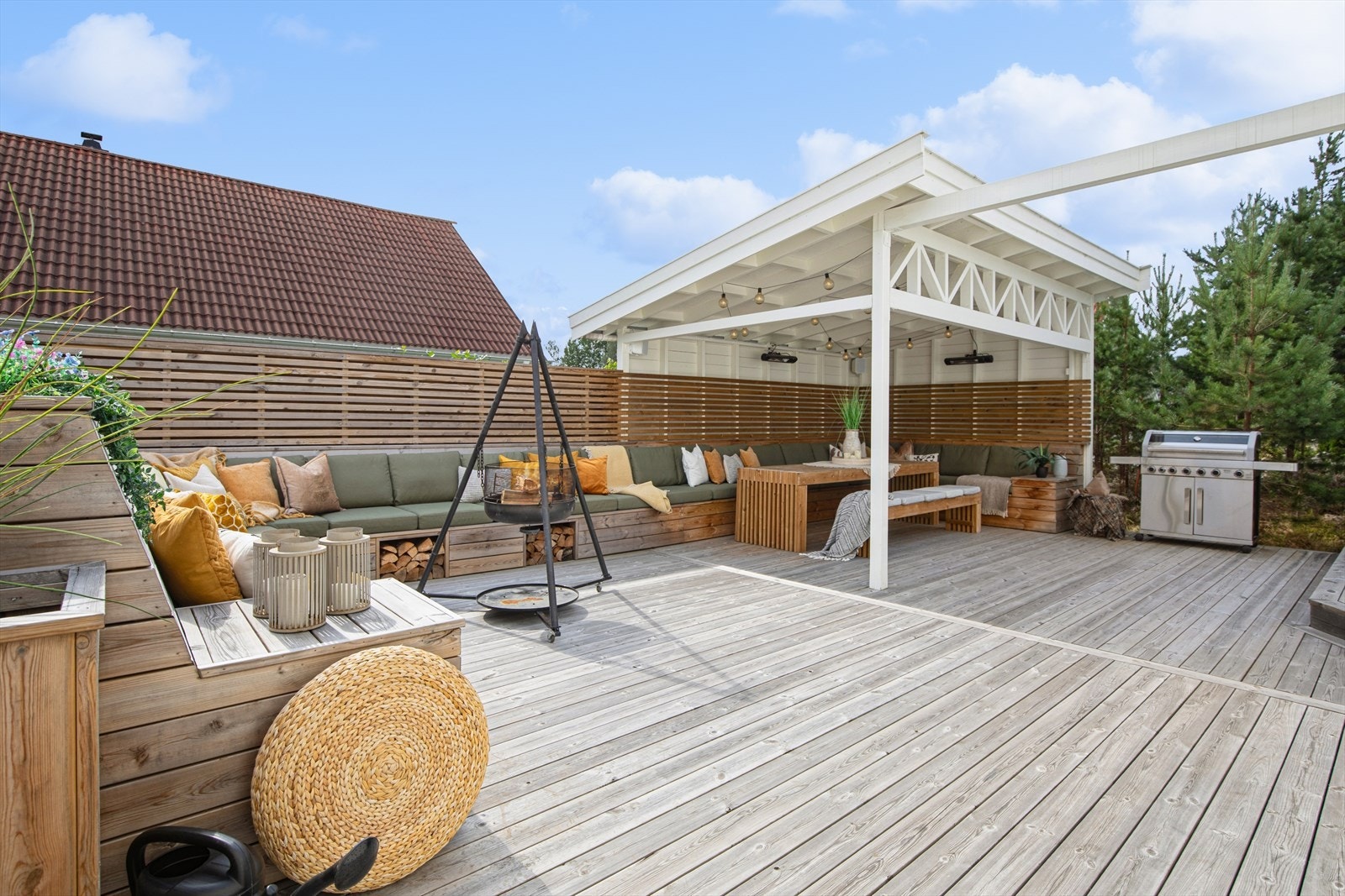 Terrassen gir god boltreplass for både lek og avslapning i grønne omgivelser. Galleribilde