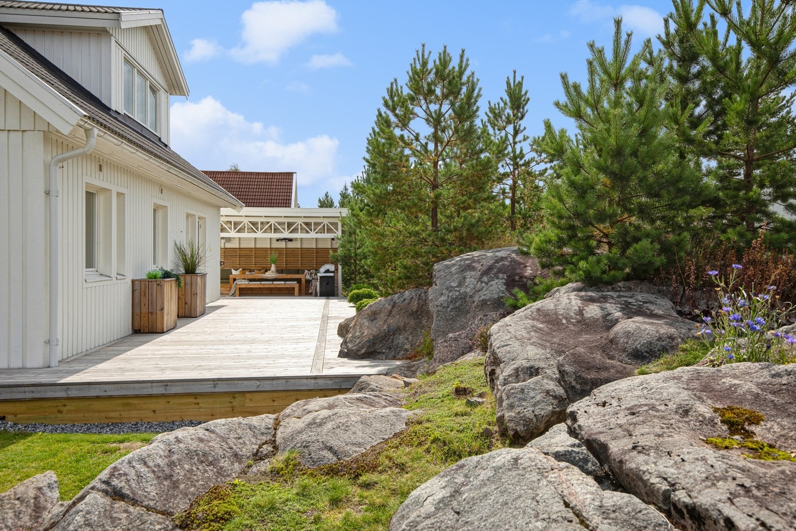 Sydvestvendt terrasse på 150m² med unikt fjellparti i forlengelsen. Galleribilde