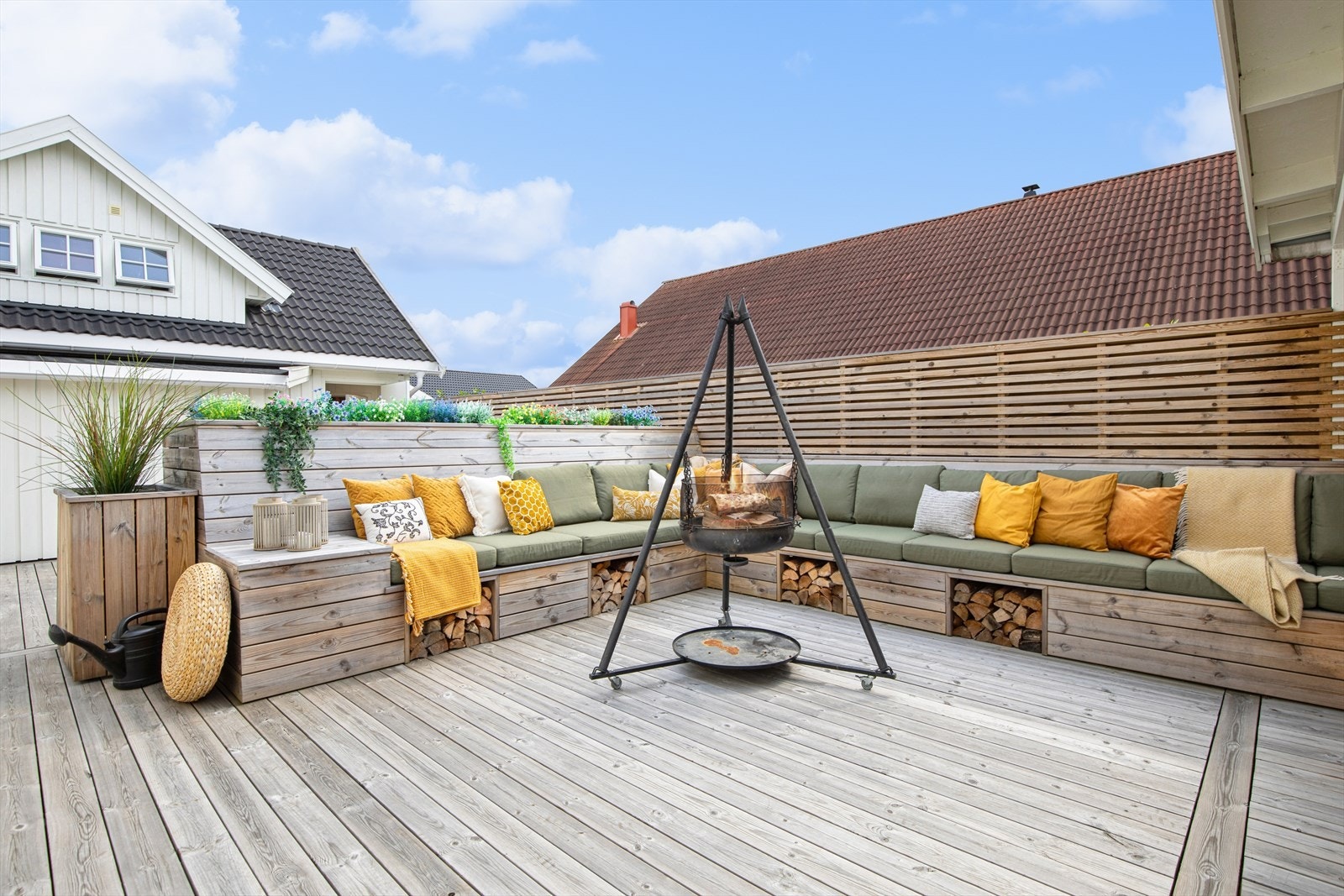 Terrassen har spesialbygget sittegruppe - en sosial sone for hyggelige kvelder utendørs. Galleribilde