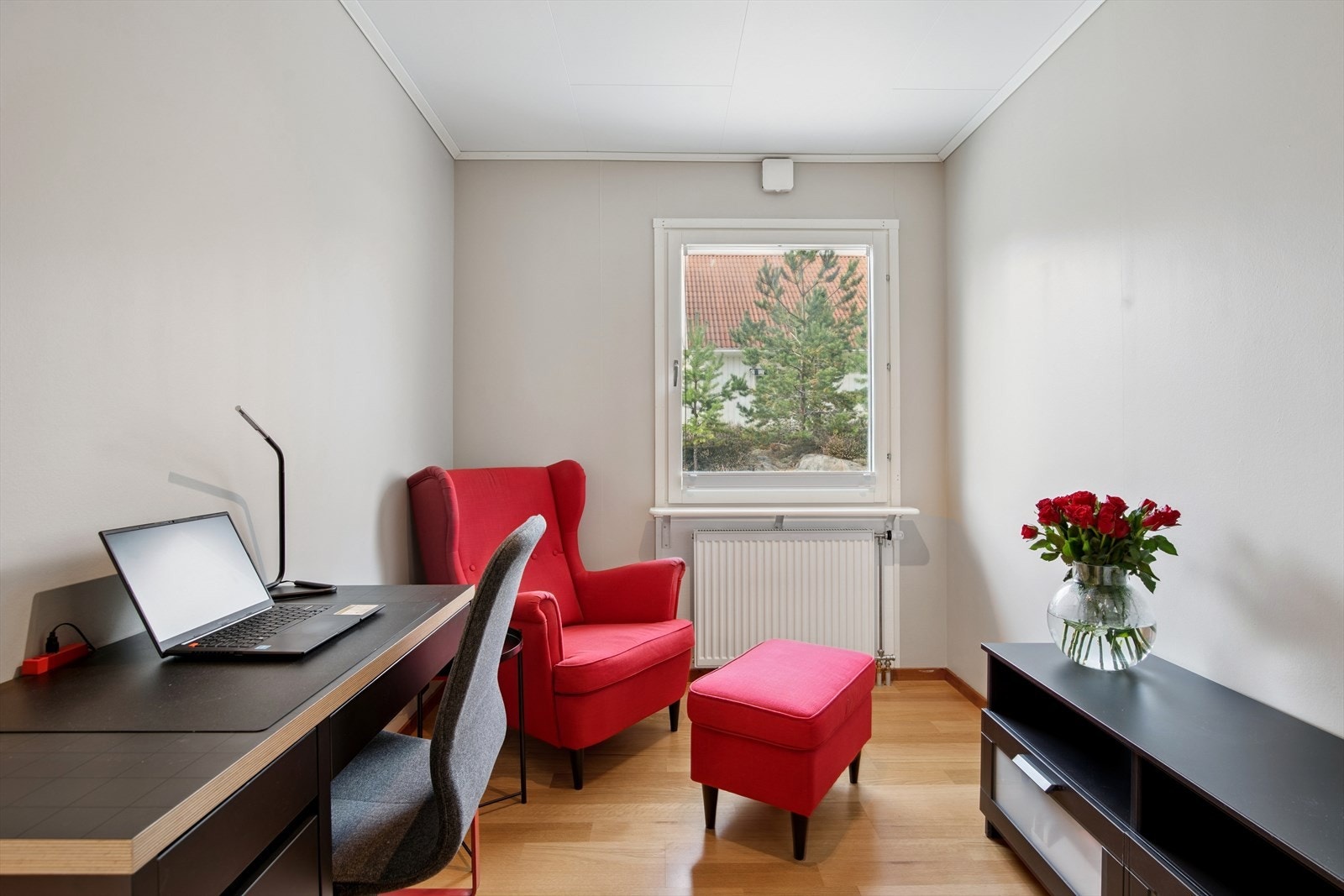 Ekstra rom i 1. etasje egner seg godt som hjemmekontor, gjesterom eller barnerom for minsten. Galleribilde