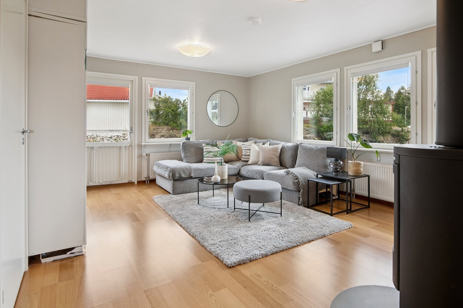 Stuen har åpen romfølelse, og rikelig med naturlig lys. Galleribilde