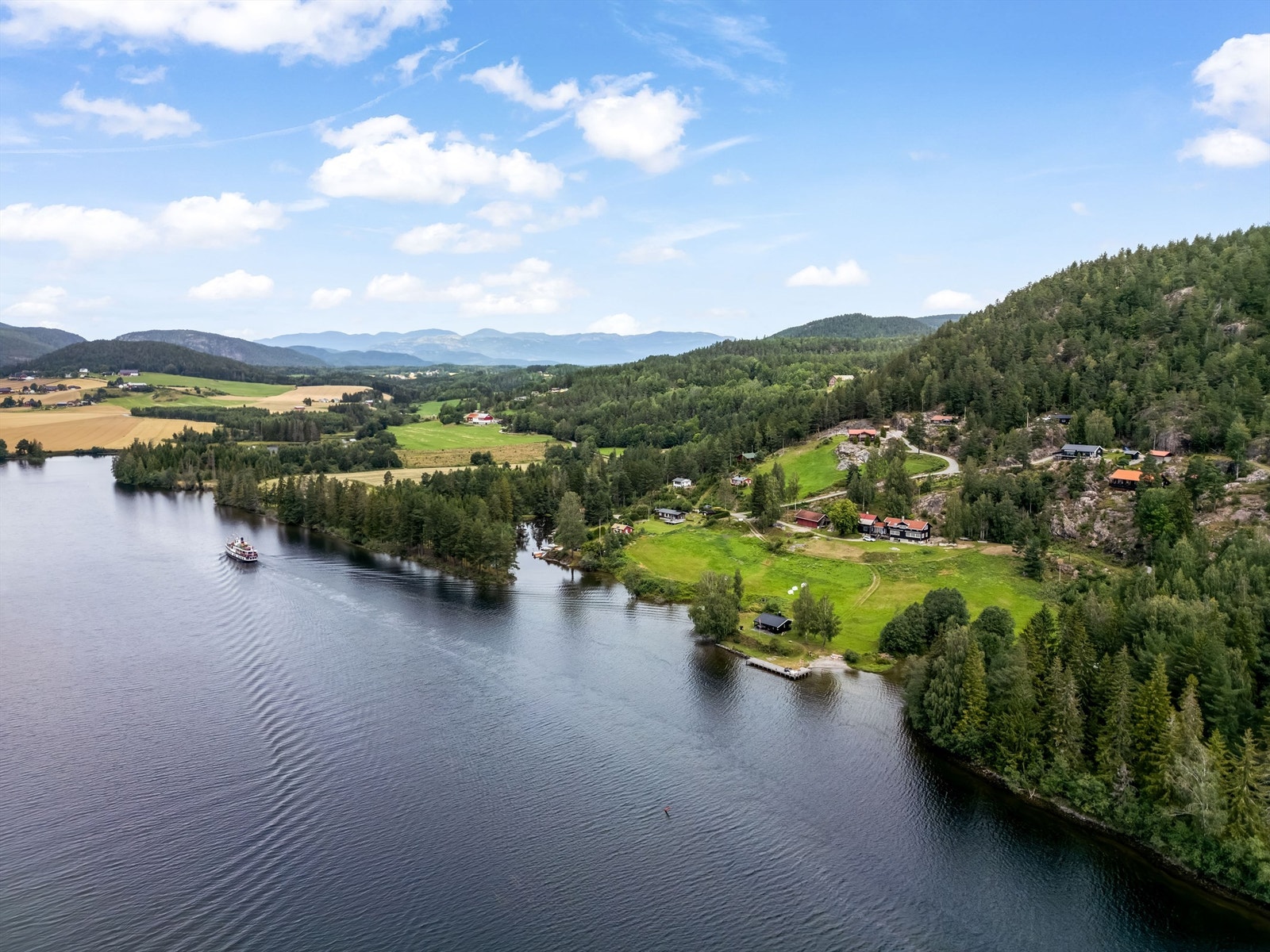 MS Victoria på vei oppover Telemarkskanalen. Galleribilde