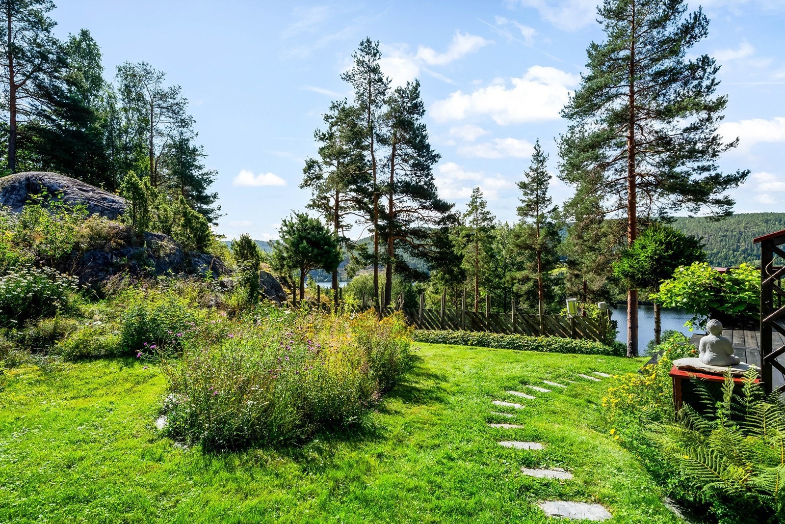 Opparbeidet hage med stein og prydebusker. Galleribilde