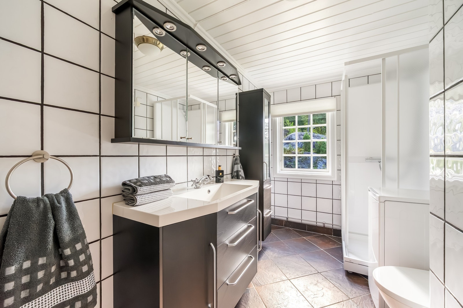 Bad med varmekabler. Nyere toalett, vaskemaskin og dusjkabinett. Galleribilde