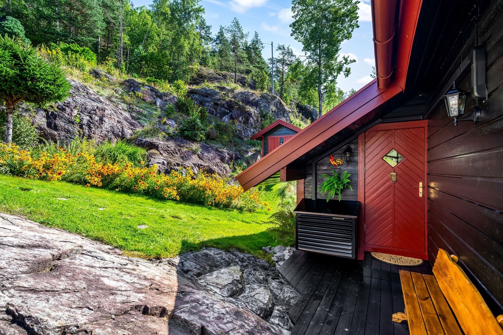 Inngangspartiet. Bod/gammel utedo i bakkant. Galleribilde