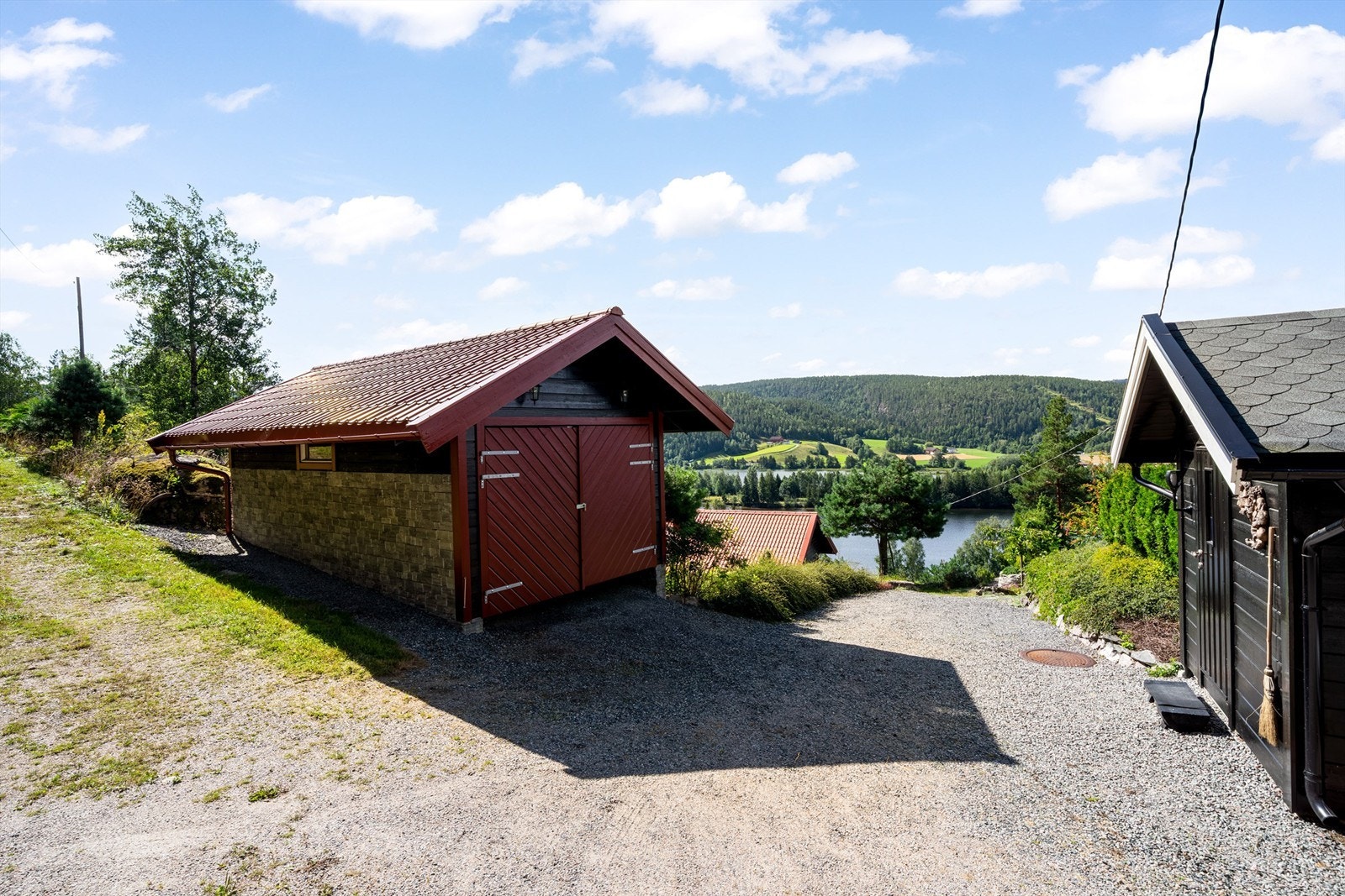 Parkeringsplass for 4 biler på eiendommen. El-billader. Galleribilde