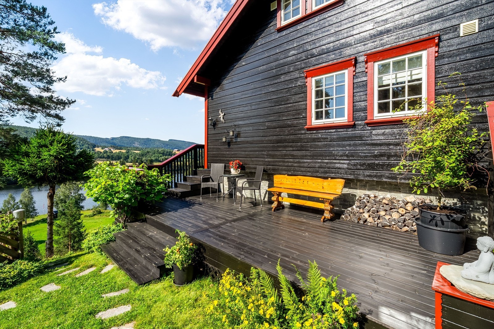 Terrasser på flere sider av fritidsboligen, med svært gode solforhold. Galleribilde